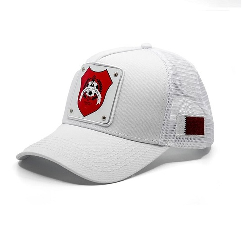 قبعة بيضاء مع شعار الريان